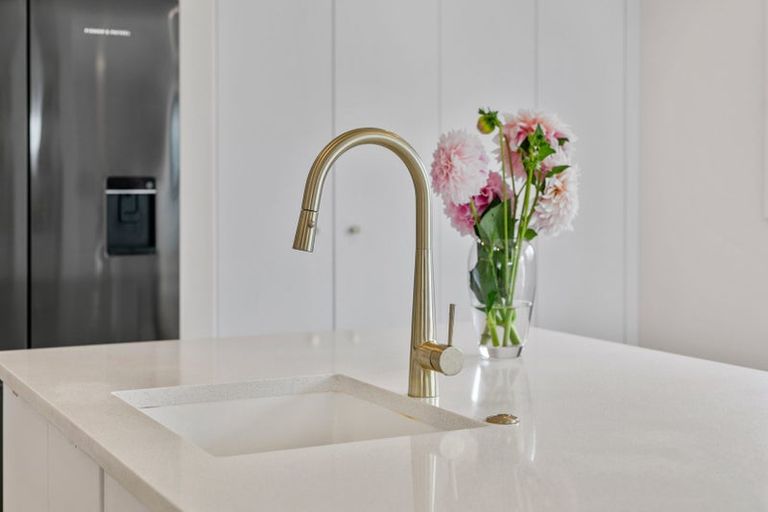 Photo of property in 28 Kingdale Road, Henderson, Auckland, 0610