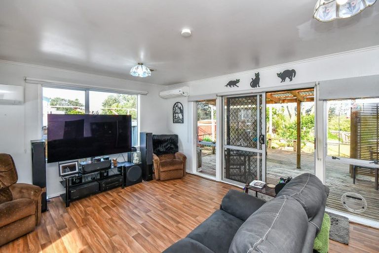 Photo of property in 14 Seaward Place, Wattle Downs, Auckland, 2103