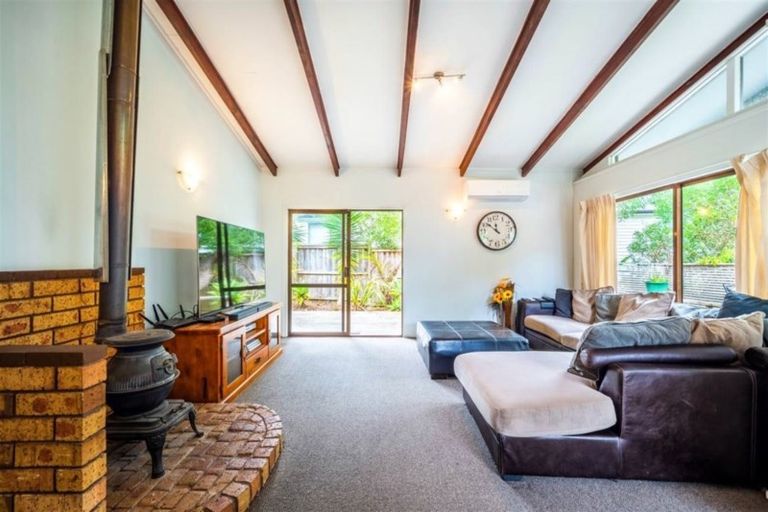 Photo of property in 2/43 Ravenwood Drive, Forrest Hill, Auckland, 0620