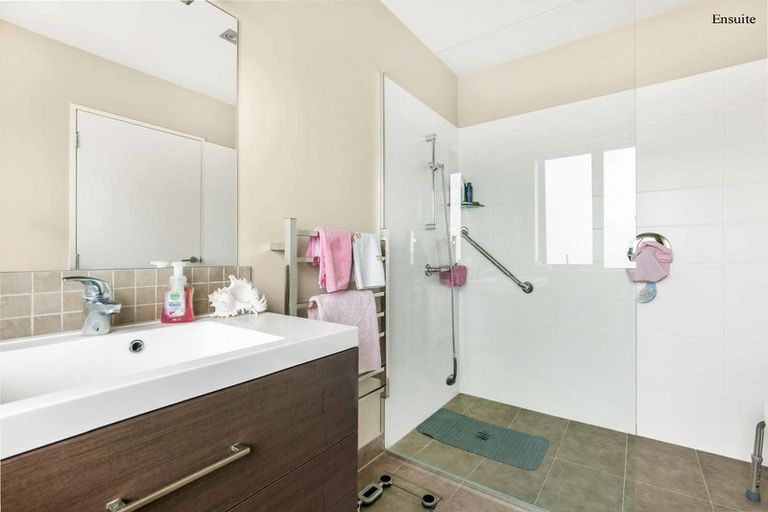 Photo of property in 46 Royalle Mews, Botany Downs, Auckland, 2010