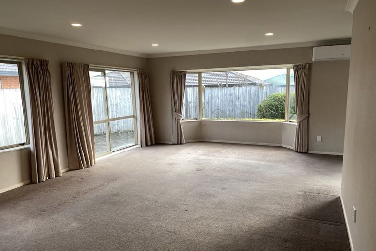 Photo of property in 11 Balmerino Grove, Waikanae, 5036