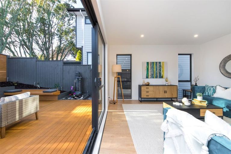 Photo of property in 7a Woodhouse Place, West Harbour, Auckland, 0618