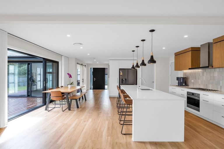 Photo of property in 27 Coutts Way, Fitzherbert, Palmerston North, 4410