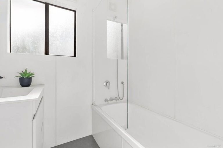 Photo of property in 2/74 Ayton Drive, Totara Vale, Auckland, 0629