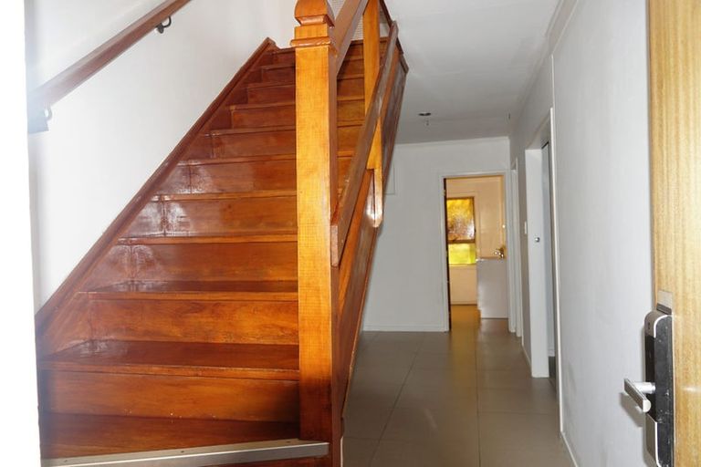 Photo of property in 1/325 Glenfield Road, Glenfield, Auckland, 0629