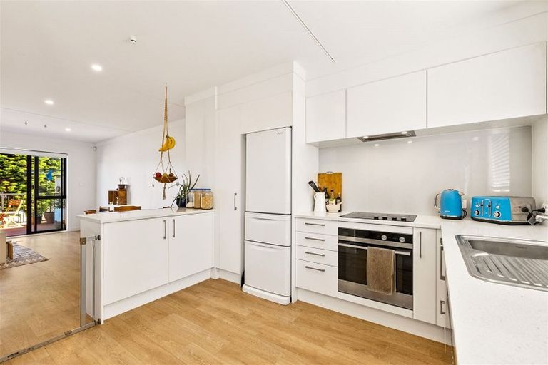 Photo of property in 4/2 Brandon Road, Glen Eden, Auckland, 0602