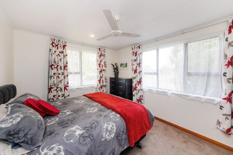 Photo of property in 11 Montrose Place, Takaro, Palmerston North, 4412