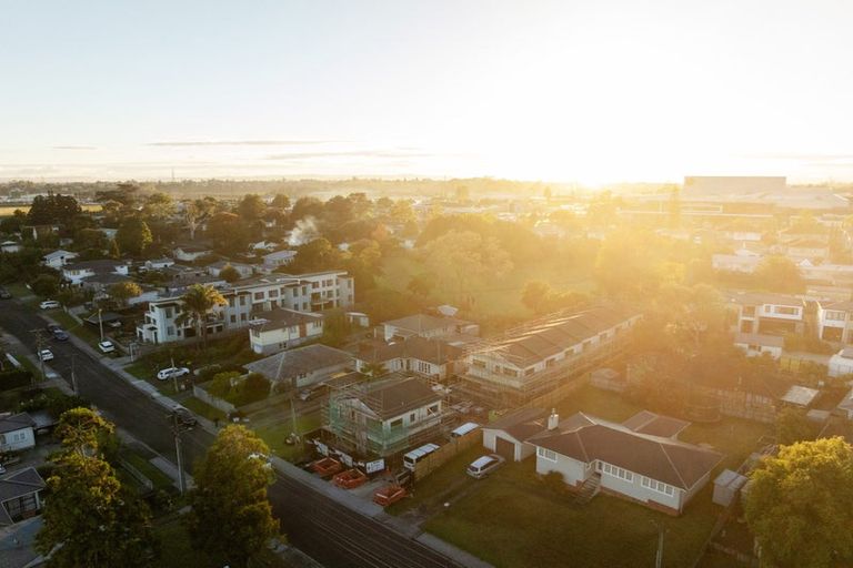 Photo of property in 2/5 Preston Avenue, Henderson, Auckland, 0610