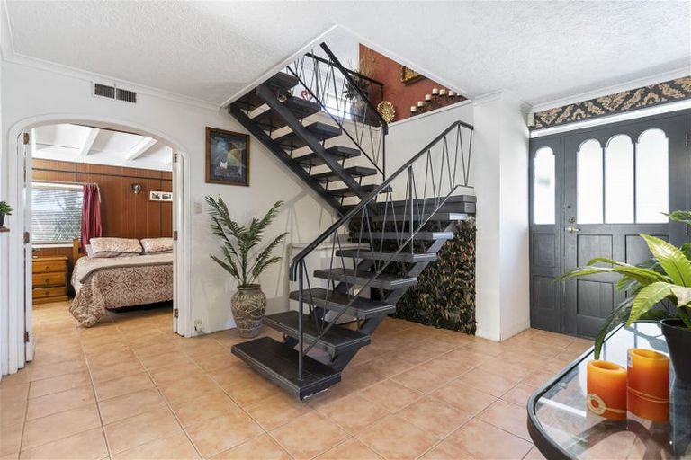 Photo of property in 36 Cascades Road, Pakuranga Heights, Auckland, 2010