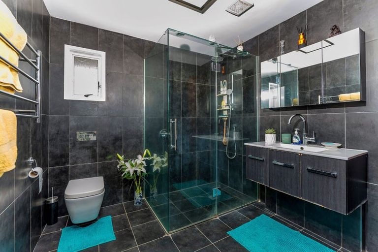 Photo of property in 140 Colwill Road, Massey, Auckland, 0614