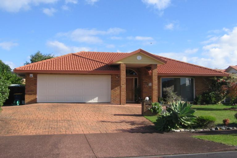 Photo of property in 16 Connemara Court, West Harbour, Auckland, 0618