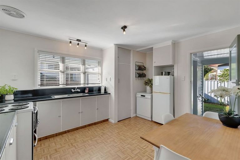 Photo of property in 28 Coates Street, Tawa, Wellington, 5028