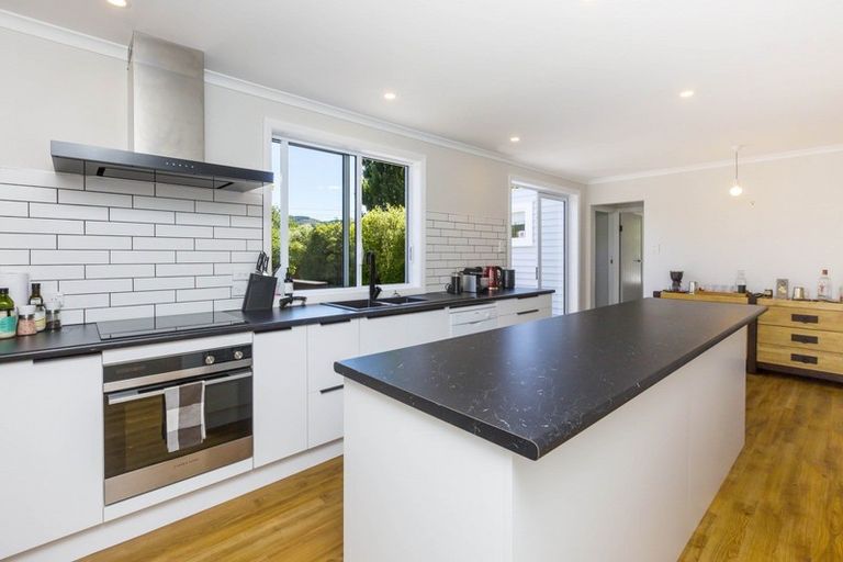Photo of property in 32 Heretaunga Square, Silverstream, Upper Hutt, 5019