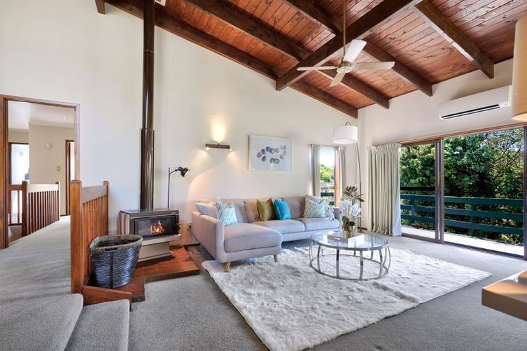 Photo of property in 3 Valdese Rise, Browns Bay, Auckland, 0630