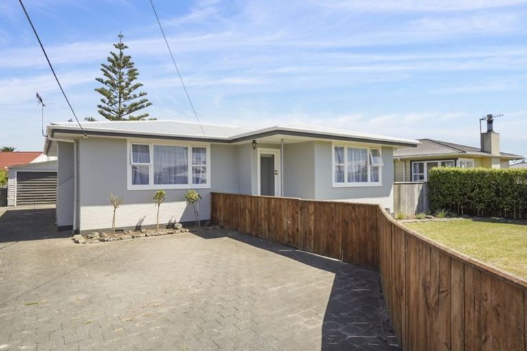 Photo of property in 6 Tararua Terrace, Cloverlea, Palmerston North, 4412