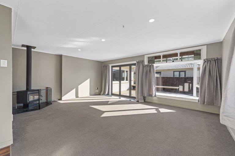 Photo of property in 15 York Crescent, Westown, New Plymouth, 4310