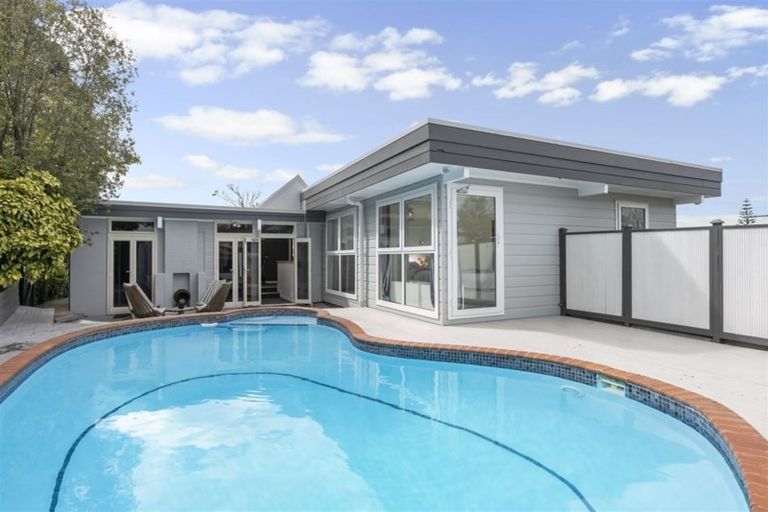 Photo of property in 43 Knightsbridge Drive, Forrest Hill, Auckland, 0620