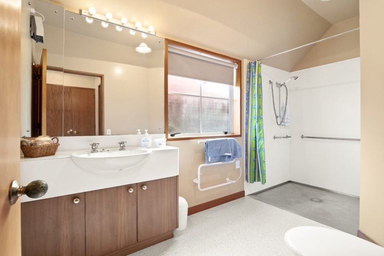 Photo of property in 100 Glenross Street, Glenross, Dunedin, 9011