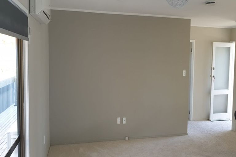 Photo of property in 33 Hobsonville Road, West Harbour, Auckland, 0618