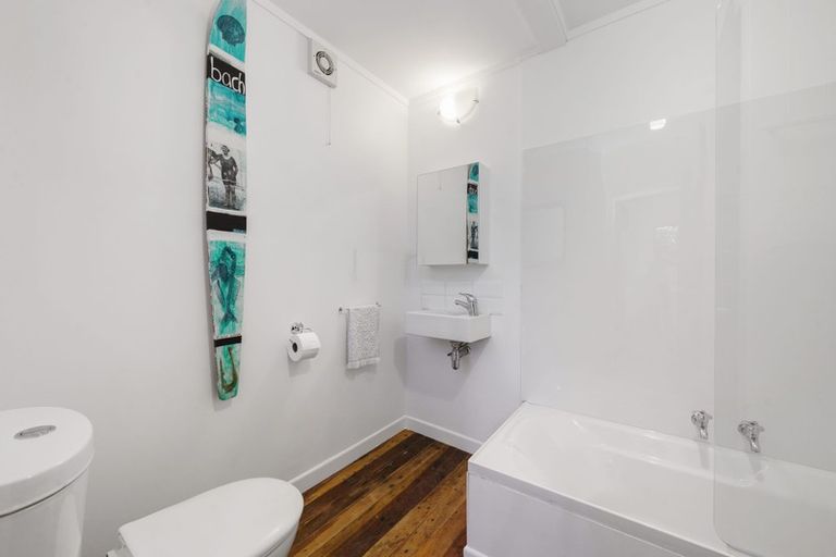 Photo of property in 49 Airlie Road, Plimmerton, Porirua, 5026