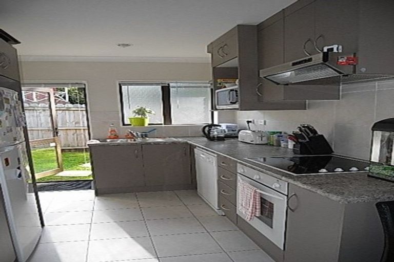 Photo of property in 33 Claverdon Drive, Massey, Auckland, 0614