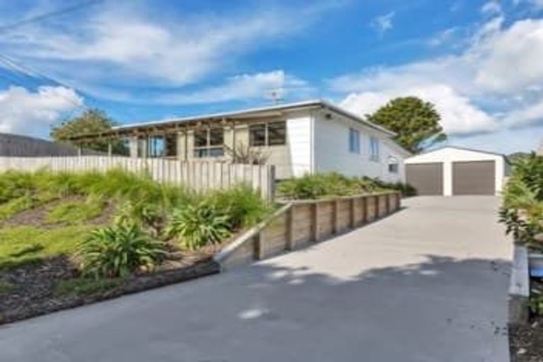 Photo of property in 13 Karoro Road, One Tree Point, 0118