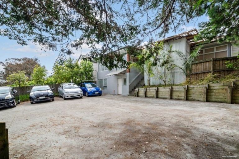 Photo of property in 1/523 Glenfield Road, Glenfield, Auckland, 0629