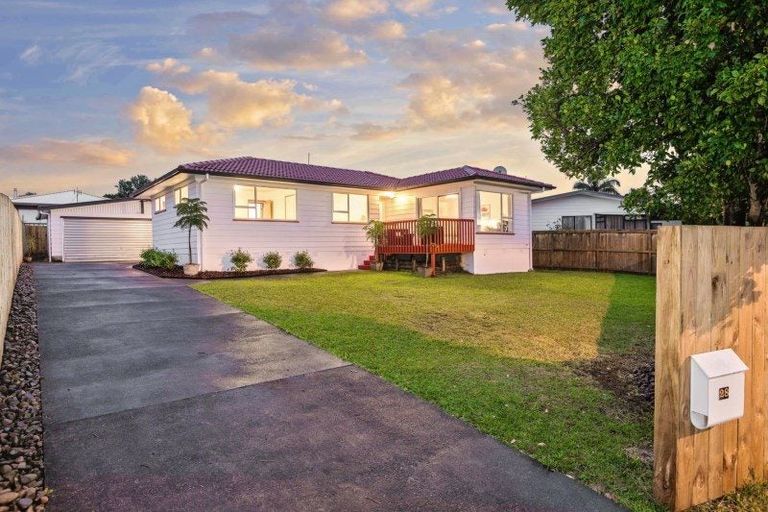 Photo of property in 28 Tomintoul Place, Highland Park, Auckland, 2010