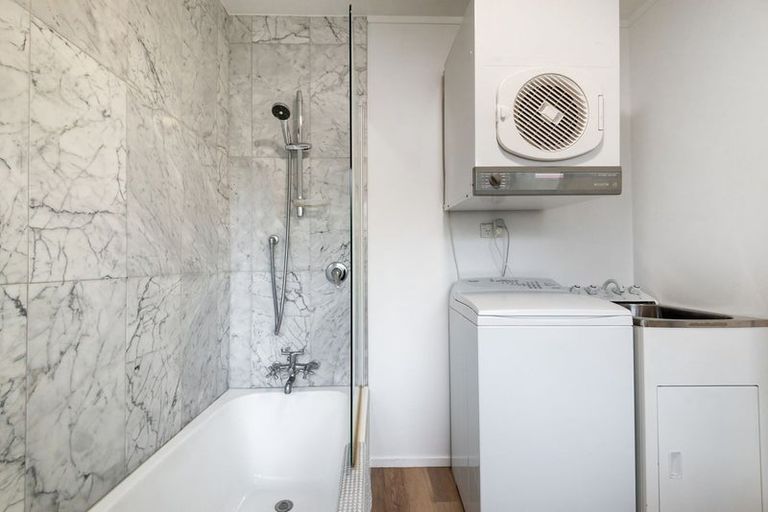 Photo of property in 10/77 Old Lake Road, Narrow Neck, Auckland, 0624