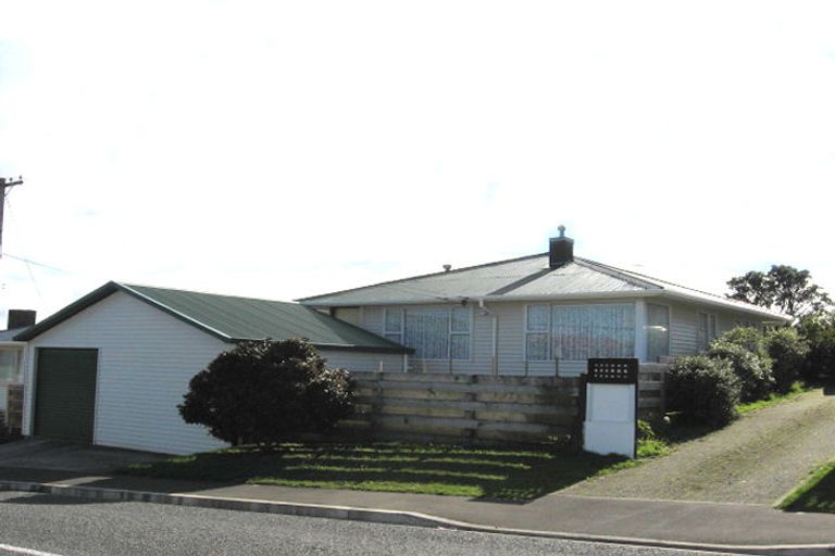 Photo of property in 23 Kenmore Street, Newlands, Wellington, 6037