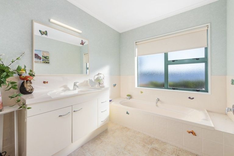 Photo of property in 6 Maddison Place, Welcome Bay, Tauranga, 3112