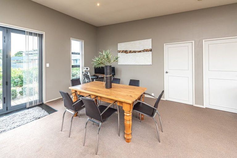 Photo of property in 14 Golf Vue Place, Castlecliff, Whanganui, 4501