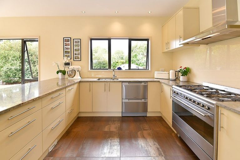 Photo of property in 15 Koraha Road, Kumeu, 0892