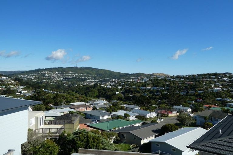 Photo of property in 20a Chetwode Grove, Newlands, Wellington, 6037