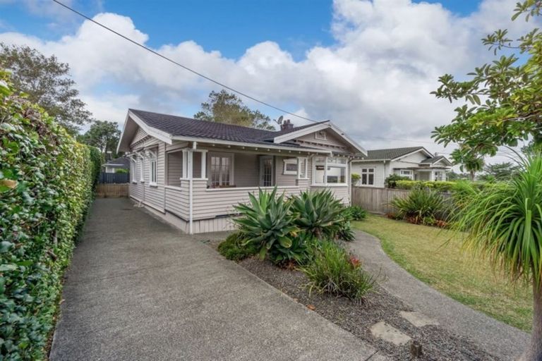 Photo of property in 2/10 Birkley Road, Bayswater, Auckland, 0622