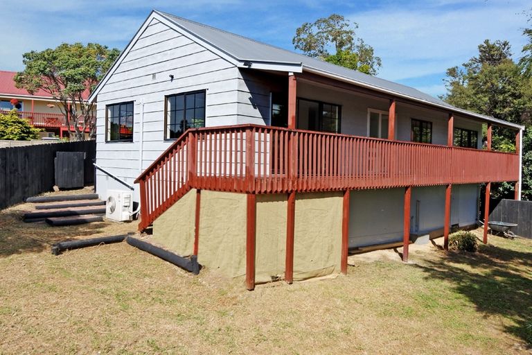 Photo of property in 10 Longfellow Parade, Glen Eden, Auckland, 0604