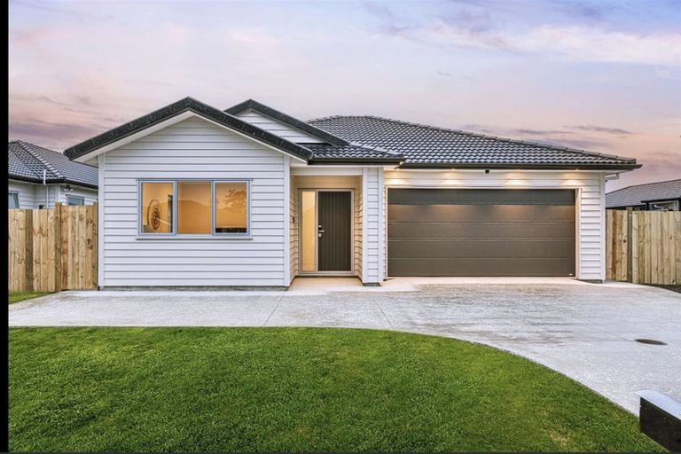 Photo of property in 15 Walter Ruddock Avenue, Kumeu, 0810