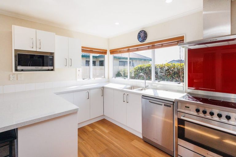 Photo of property in 8 Rosebank Avenue, Kelvin Grove, Palmerston North, 4414