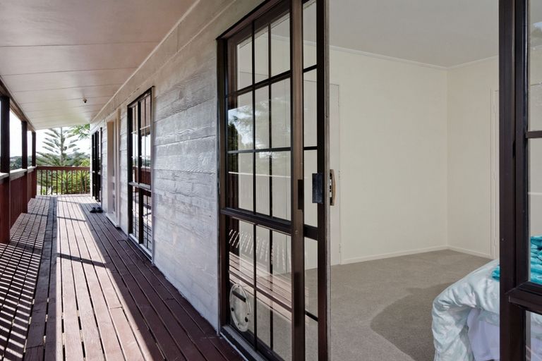 Photo of property in 10 Longfellow Parade, Glen Eden, Auckland, 0604