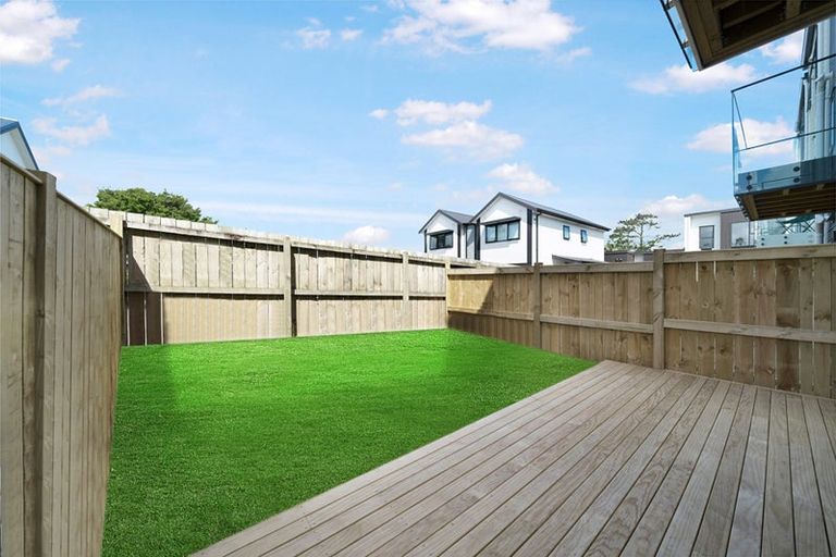 Photo of property in 4/107 Hobsonville Road, West Harbour, Auckland, 0618