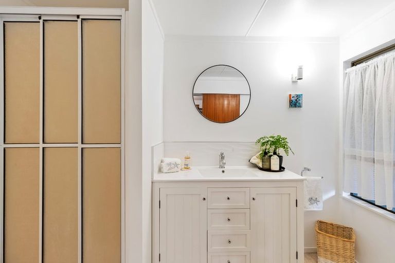 Photo of property in 14 Glenelg Road, Red Beach, 0932