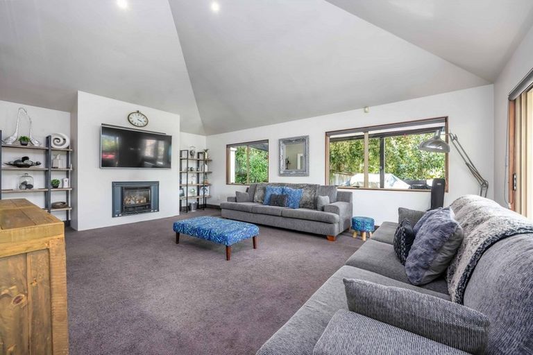 Photo of property in 15 Margaret Henry Crescent, Oteha, Auckland, 0632
