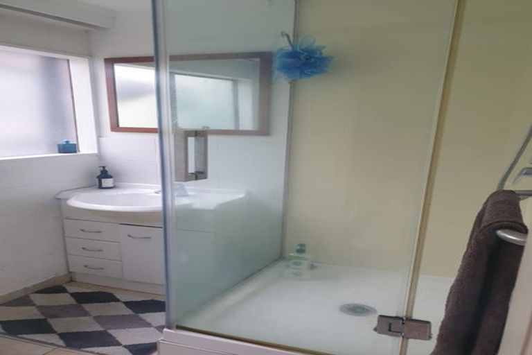 Photo of property in 15 Barker Rise, Northcross, Auckland, 0632