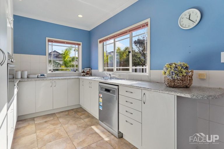 Photo of property in 4 Worthington Place, West Harbour, Auckland, 0618