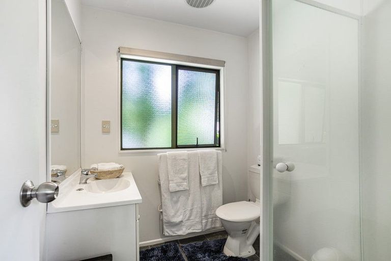 Photo of property in 16a Kingsclere Place, Goodwood Heights, Auckland, 2105