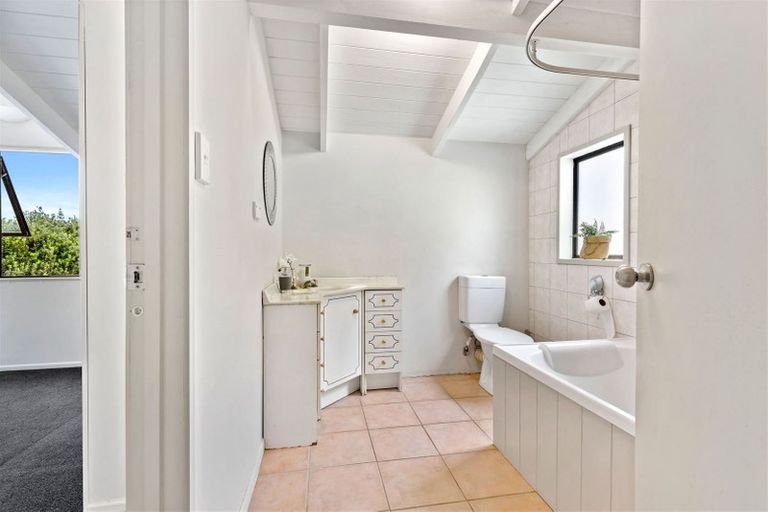 Photo of property in 112 Beach Road, Te Atatu Peninsula, Auckland, 0610