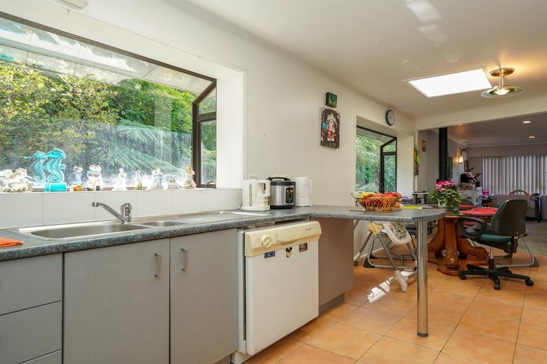 Photo of property in 202 Godley Road, Titirangi, Auckland, 0604