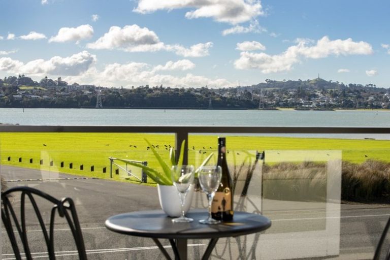 Photo of property in 85 Kiwi Esplanade, Mangere Bridge, Auckland, 2022
