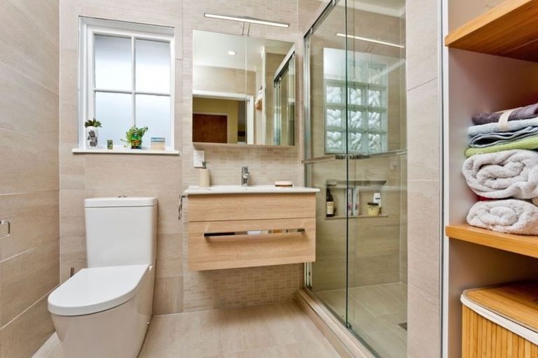 Photo of property in 2/28 Sovereign Place, Glenfield, Auckland, 0629