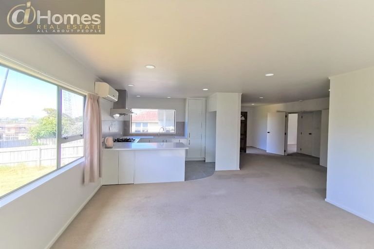 Photo of property in 2/174 Lake Road, Northcote, Auckland, 0627